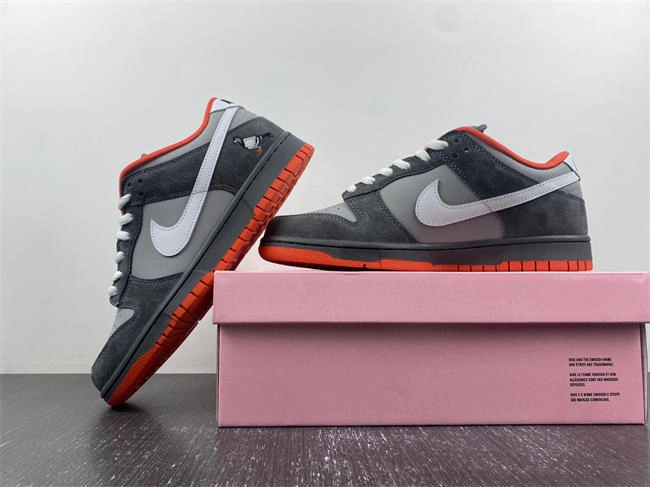 WellDesigned Nike SB Dunk Low 304292- 4555